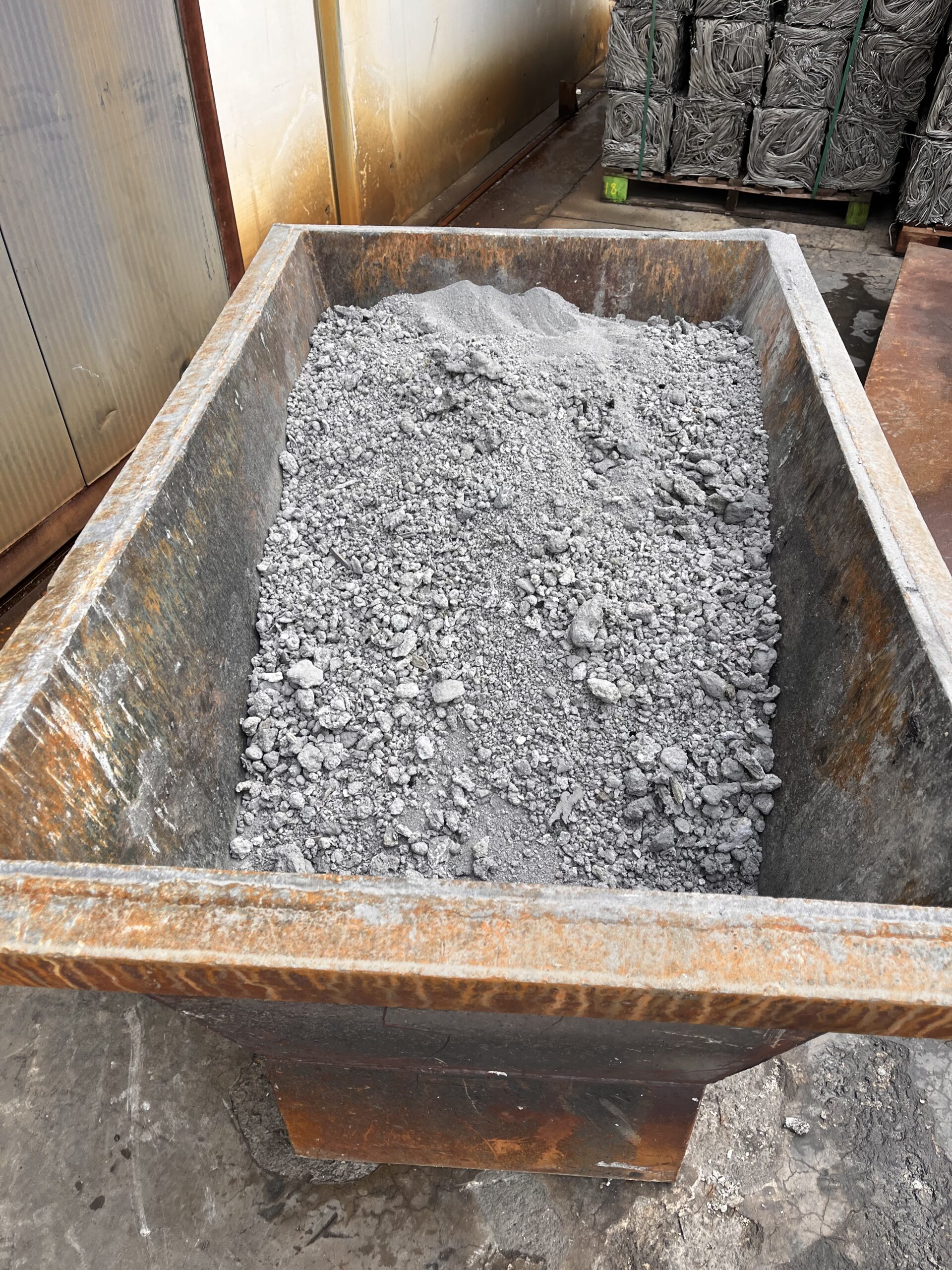 DESPUES (óxidos 20% - metal 80%) Escorias extraídas y refrigeradas con sistema ALDOMERO