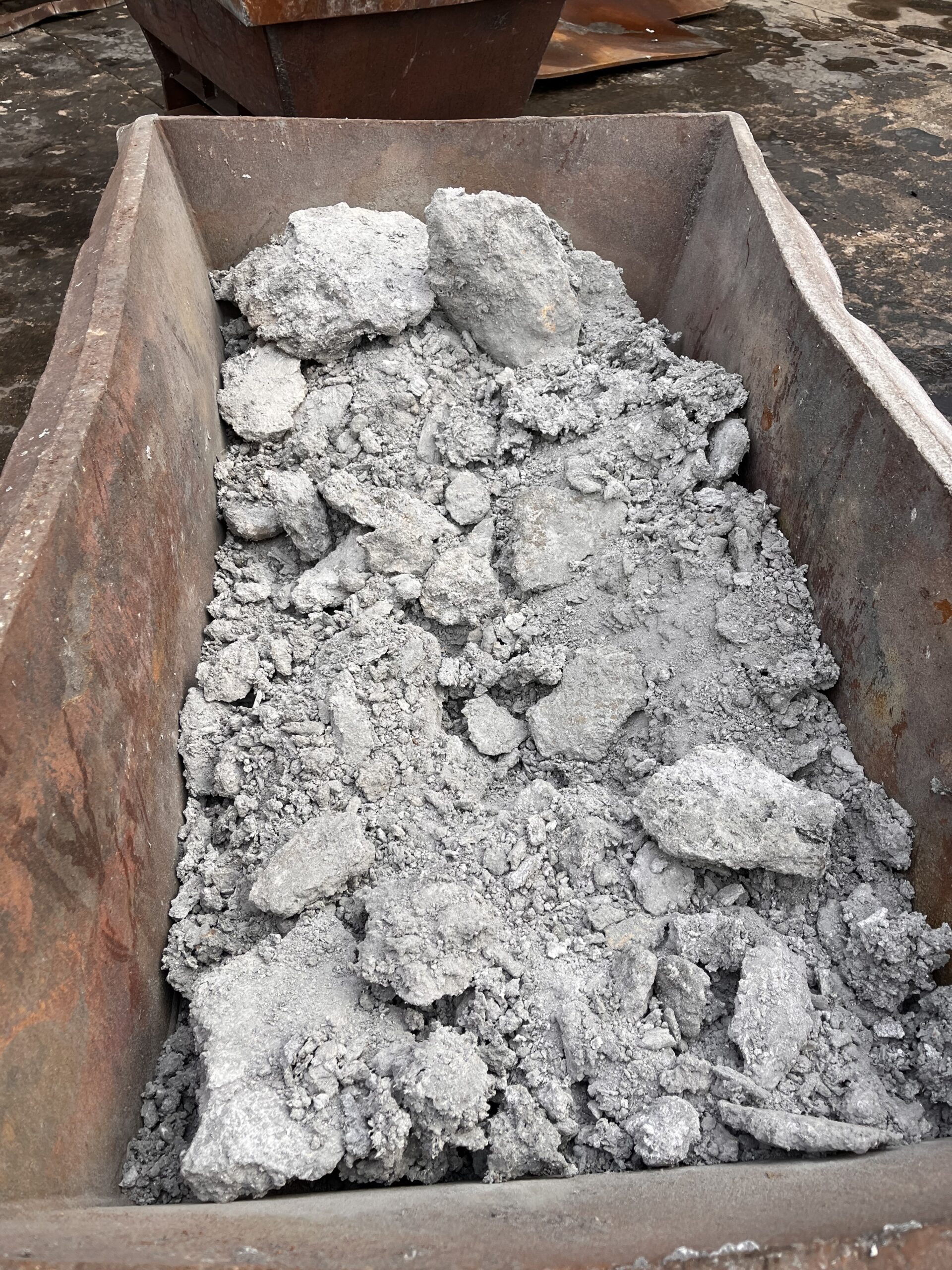 ANTES (óxidos 80% - metal 20%) Escorias extraídas y refrigeradas habitualmente